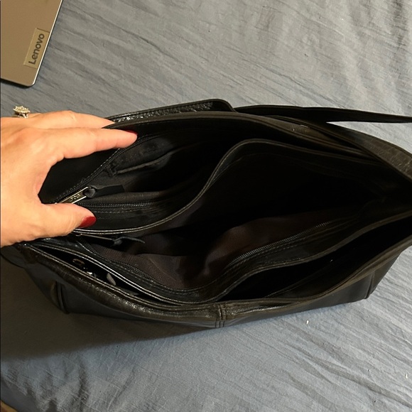 SAS Classic Black Genuine Leather Shoulder Bag - Picture 3 of 7